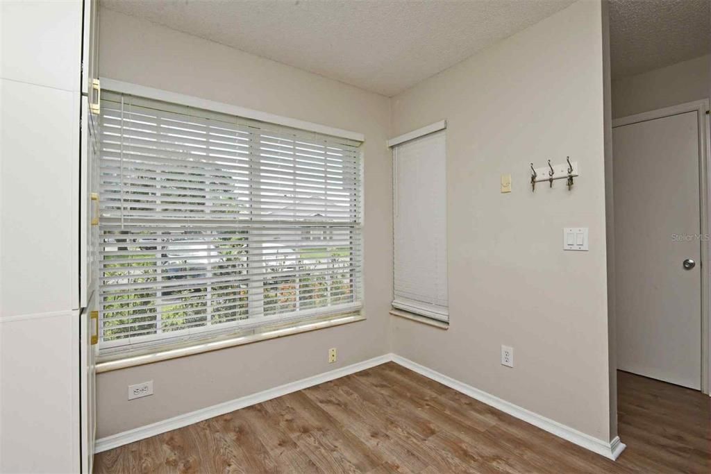 Под контрактом: $1,950 (3 спален, 2 ванн, 1370 Квадратных фут)