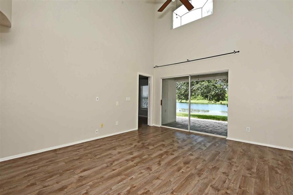 Под контрактом: $1,950 (3 спален, 2 ванн, 1370 Квадратных фут)