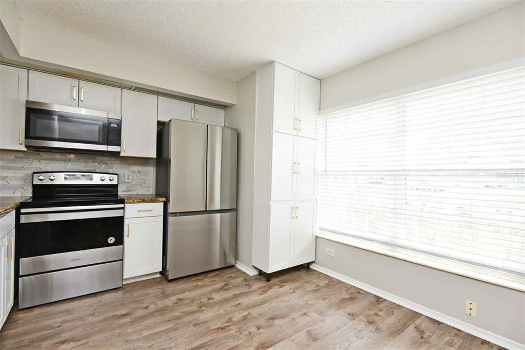 Под контрактом: $1,950 (3 спален, 2 ванн, 1370 Квадратных фут)