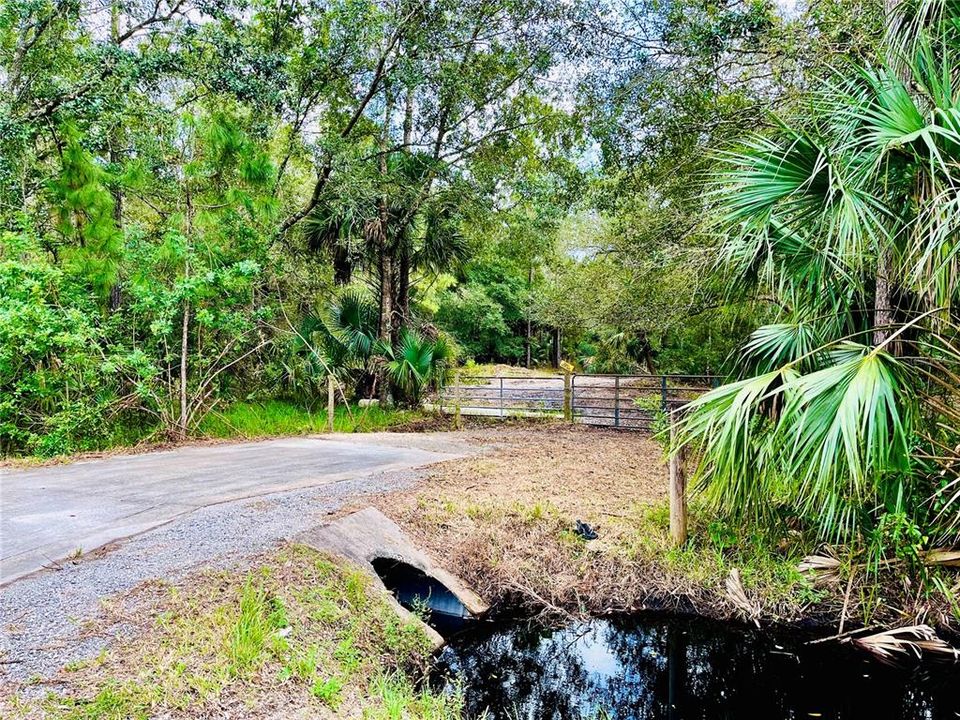 待售: $1,750,000 (10.80 acres)