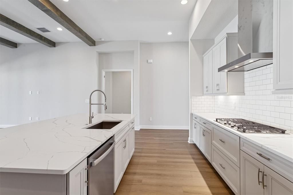 Activo con contrato: $798,990 (4 camas, 3 baños, 3182 Pies cuadrados)