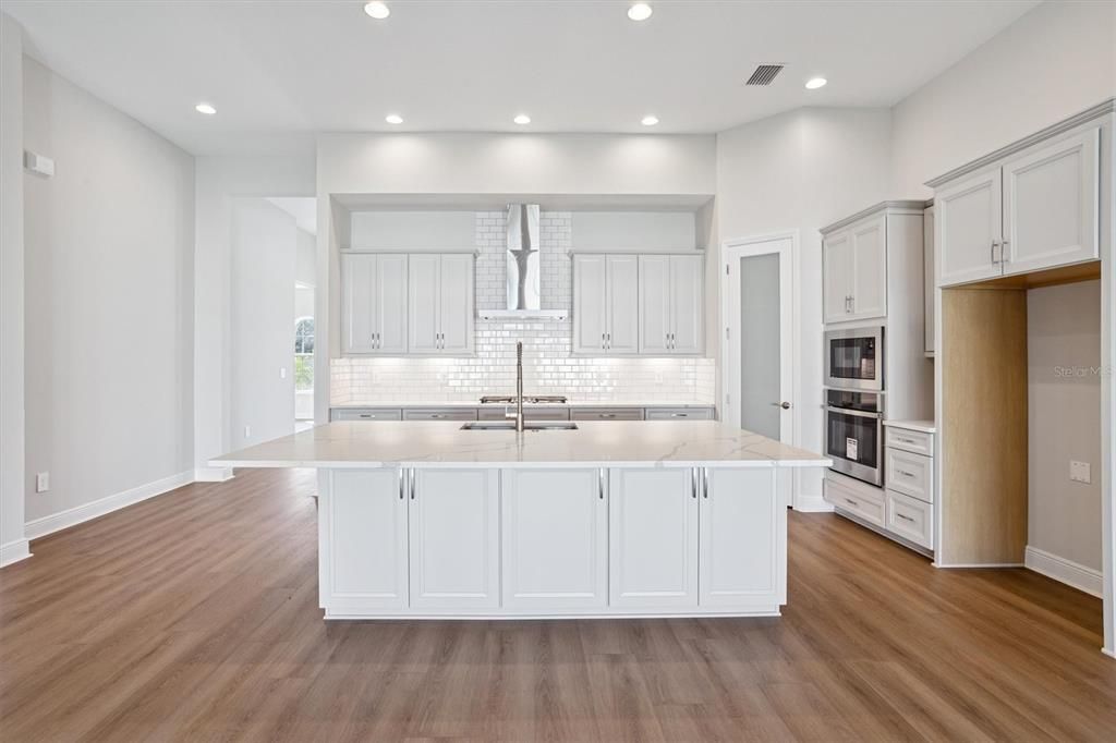 Activo con contrato: $798,990 (4 camas, 3 baños, 3182 Pies cuadrados)