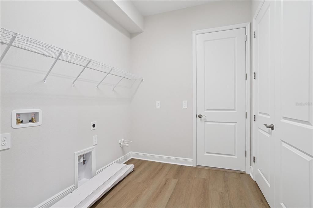 Activo con contrato: $798,990 (4 camas, 3 baños, 3182 Pies cuadrados)