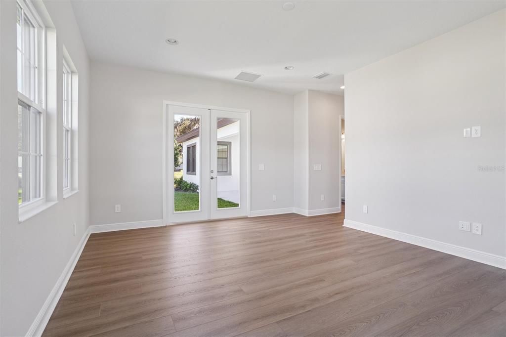 Activo con contrato: $798,990 (4 camas, 3 baños, 3182 Pies cuadrados)