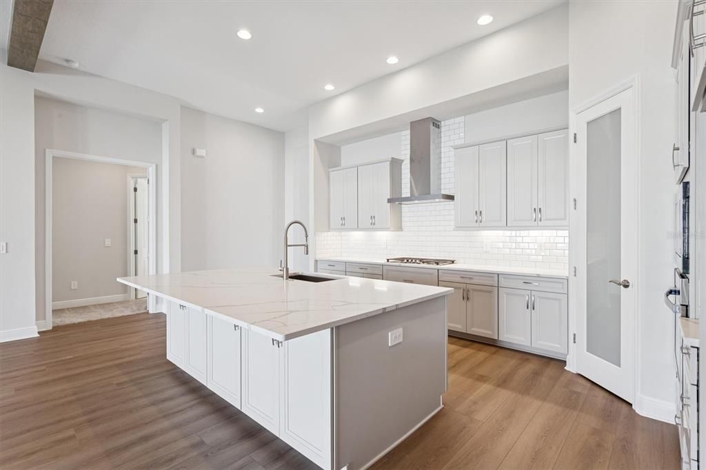 Activo con contrato: $798,990 (4 camas, 3 baños, 3182 Pies cuadrados)