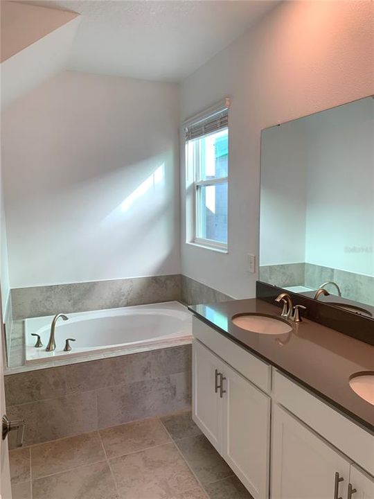 В аренду: $3,173 (4 спален, 3 ванн, 2460 Квадратных фут)