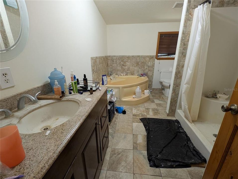 Active With Contract: $164,900 (5 beds, 3 baths, 2052 Square Feet)