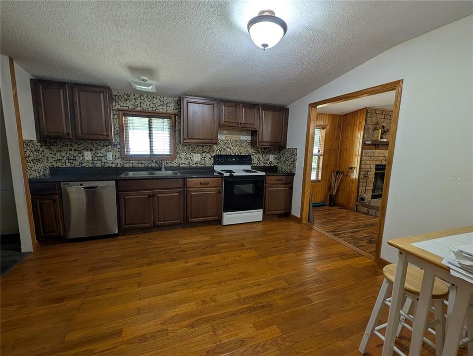 Active With Contract: $164,900 (5 beds, 3 baths, 2052 Square Feet)