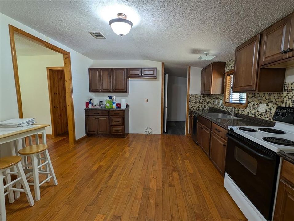 Active With Contract: $164,900 (5 beds, 3 baths, 2052 Square Feet)