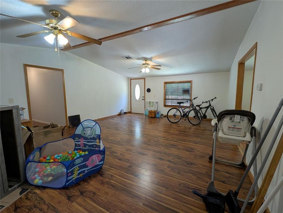 Active With Contract: $164,900 (5 beds, 3 baths, 2052 Square Feet)