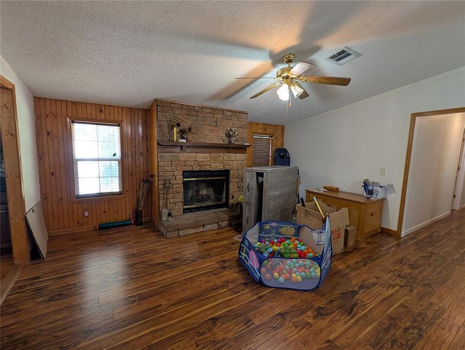 Active With Contract: $164,900 (5 beds, 3 baths, 2052 Square Feet)