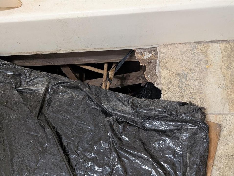 Active With Contract: $164,900 (5 beds, 3 baths, 2052 Square Feet)