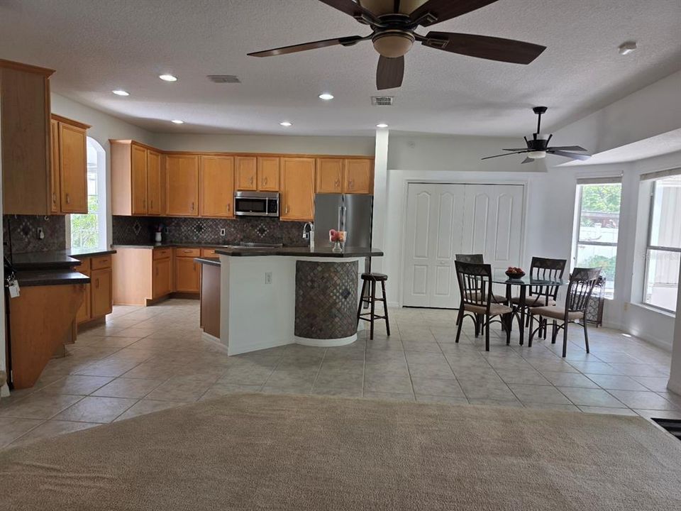 合同活跃: $665,000 (4 贝兹, 3 浴室, 3310 平方英尺)