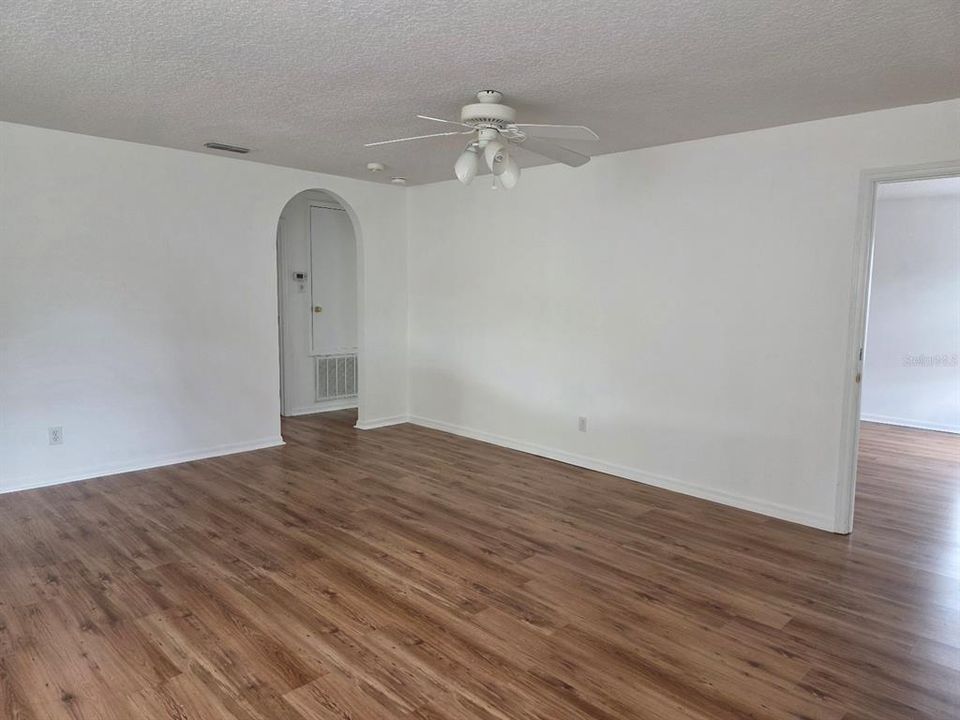 合同活跃: $665,000 (4 贝兹, 3 浴室, 3310 平方英尺)