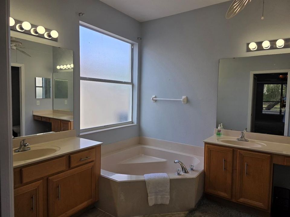 合同活跃: $665,000 (4 贝兹, 3 浴室, 3310 平方英尺)