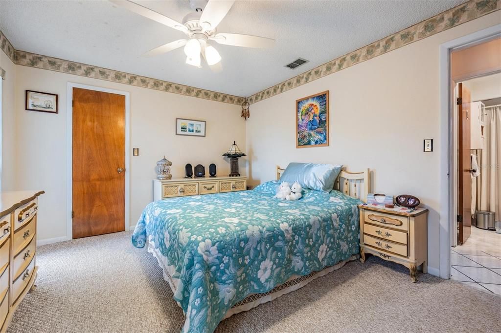 Active With Contract: $299,900 (2 beds, 2 baths, 1280 Square Feet)