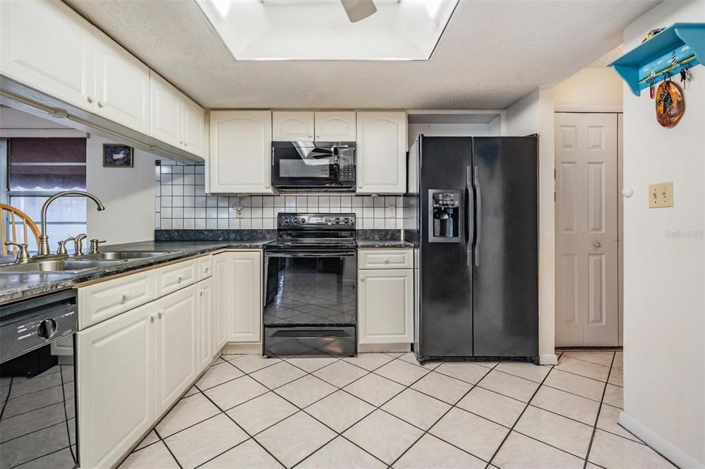 Active With Contract: $299,900 (2 beds, 2 baths, 1280 Square Feet)