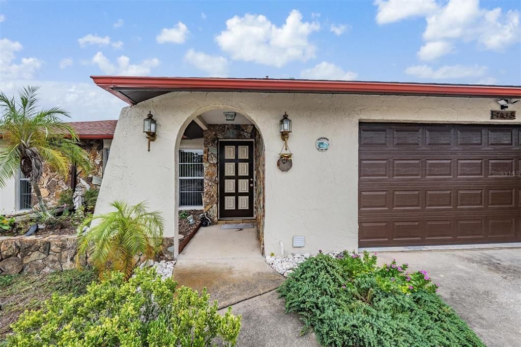 Active With Contract: $299,900 (2 beds, 2 baths, 1280 Square Feet)