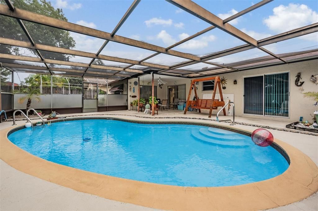 Active With Contract: $299,900 (2 beds, 2 baths, 1280 Square Feet)