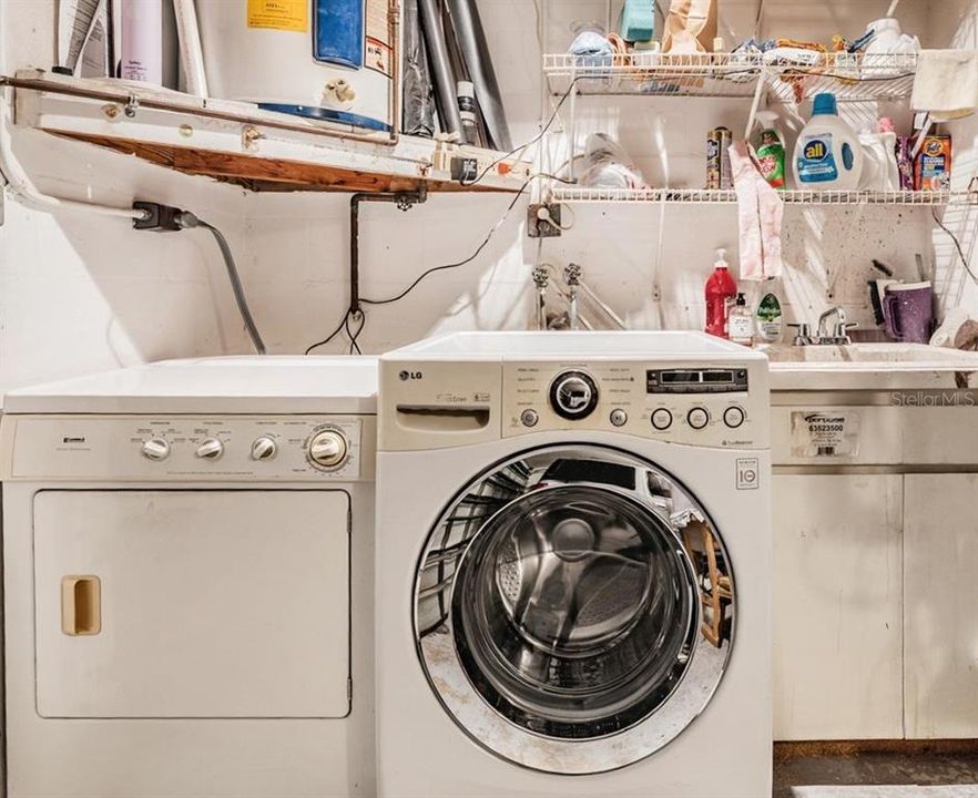 Active With Contract: $299,900 (2 beds, 2 baths, 1280 Square Feet)