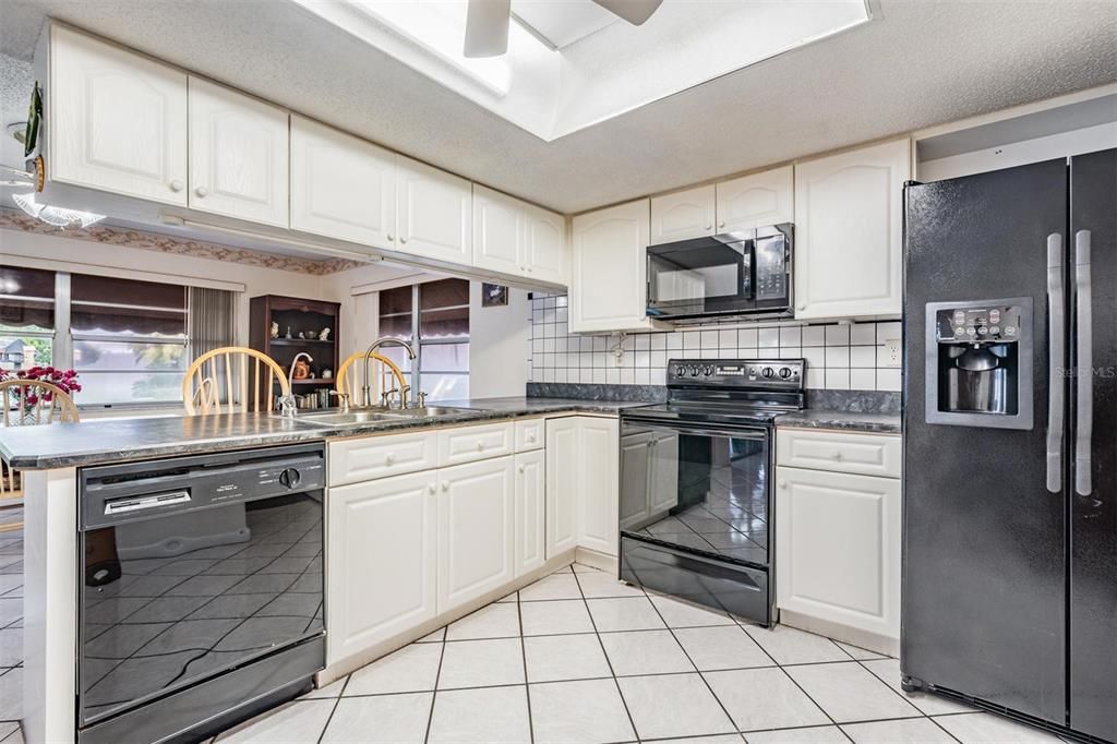 Active With Contract: $299,900 (2 beds, 2 baths, 1280 Square Feet)