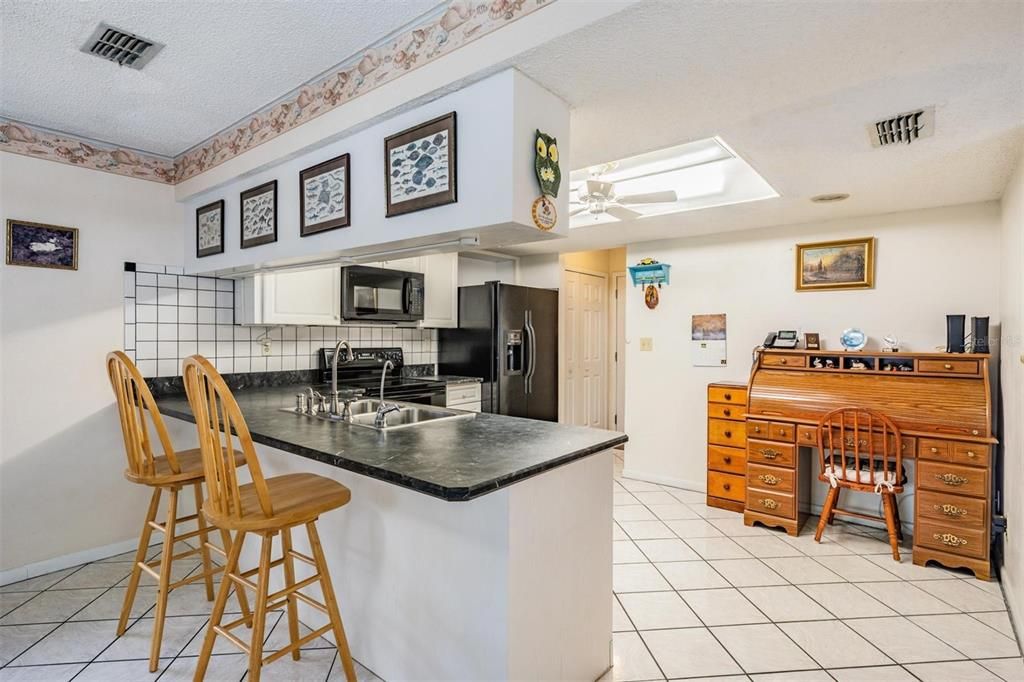 Active With Contract: $299,900 (2 beds, 2 baths, 1280 Square Feet)