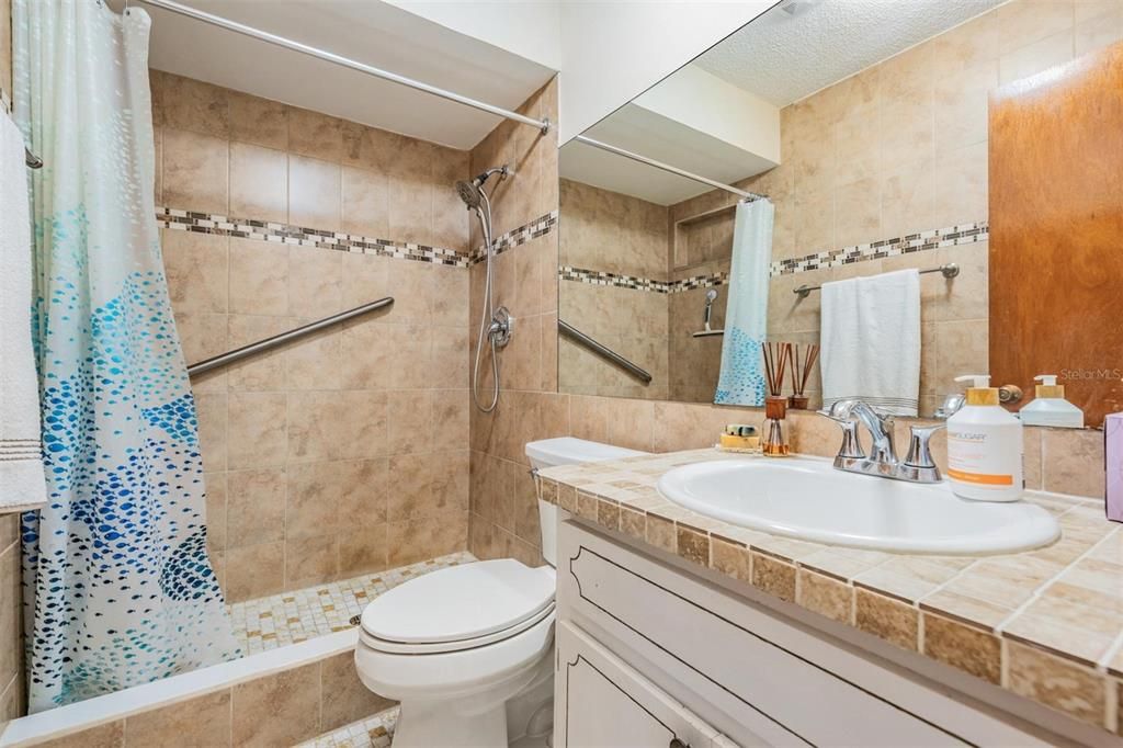 Active With Contract: $299,900 (2 beds, 2 baths, 1280 Square Feet)