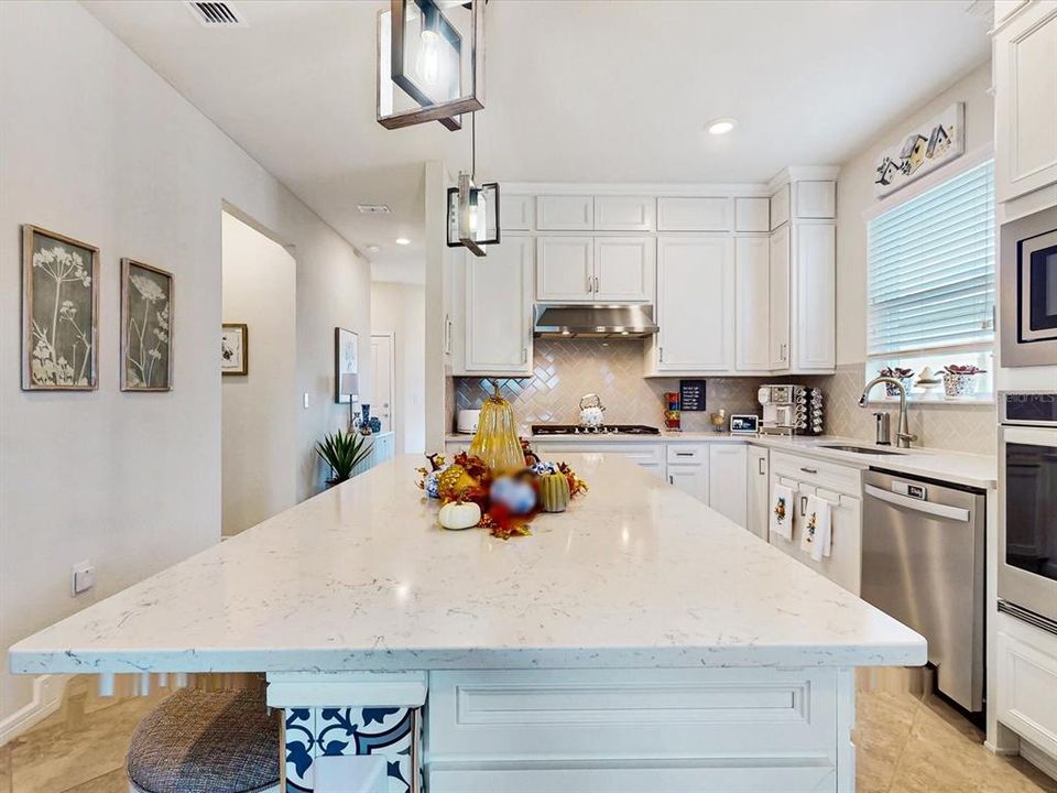 Под контрактом: $435,000 (2 спален, 2 ванн, 1405 Квадратных фут)