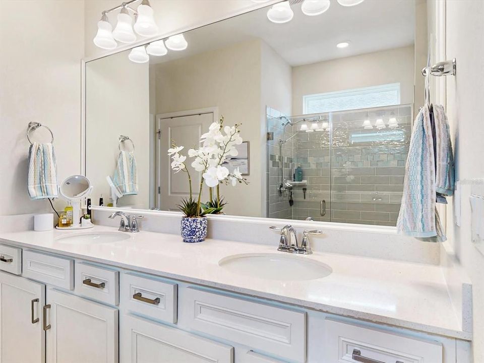 Под контрактом: $435,000 (2 спален, 2 ванн, 1405 Квадратных фут)