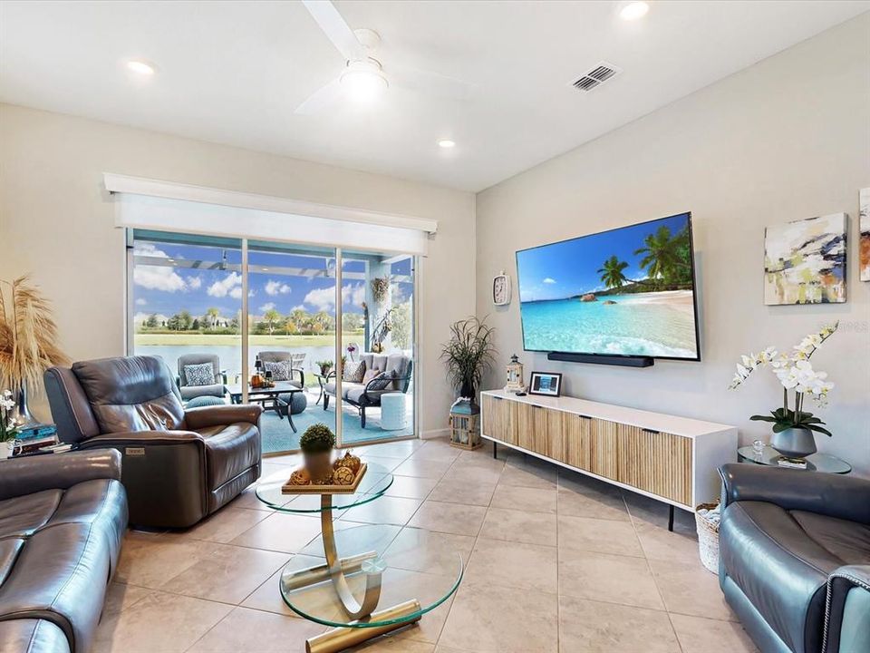 Под контрактом: $435,000 (2 спален, 2 ванн, 1405 Квадратных фут)