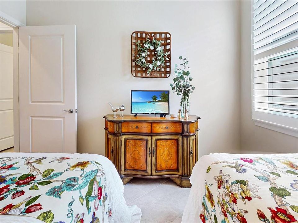 Под контрактом: $435,000 (2 спален, 2 ванн, 1405 Квадратных фут)