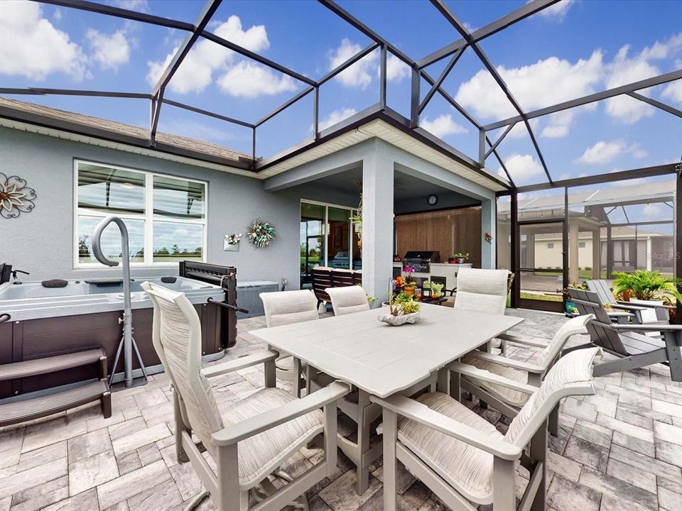 Под контрактом: $435,000 (2 спален, 2 ванн, 1405 Квадратных фут)