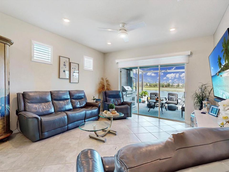 Под контрактом: $435,000 (2 спален, 2 ванн, 1405 Квадратных фут)