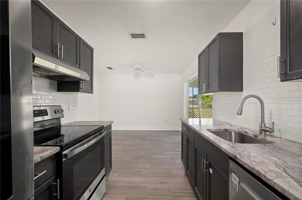 待售: $245,000 (3 贝兹, 2 浴室, 1026 平方英尺)