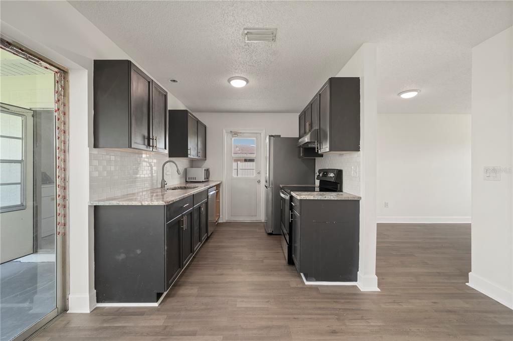 待售: $245,000 (3 贝兹, 2 浴室, 1026 平方英尺)