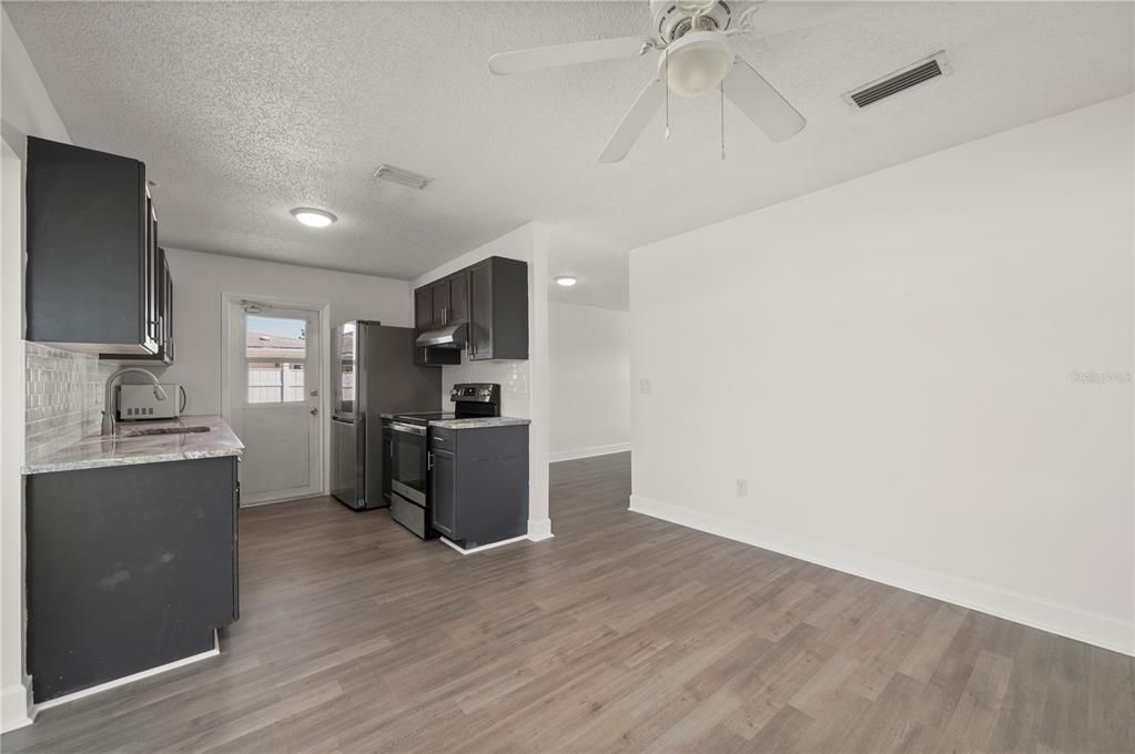 待售: $245,000 (3 贝兹, 2 浴室, 1026 平方英尺)