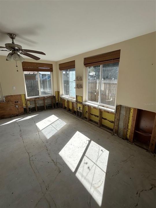 Activo con contrato: $250,000 (3 camas, 2 baños, 1692 Pies cuadrados)