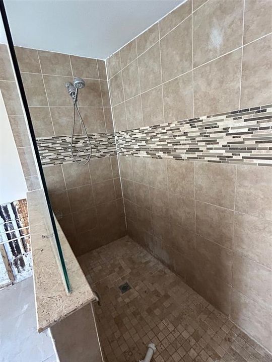 Activo con contrato: $250,000 (3 camas, 2 baños, 1692 Pies cuadrados)