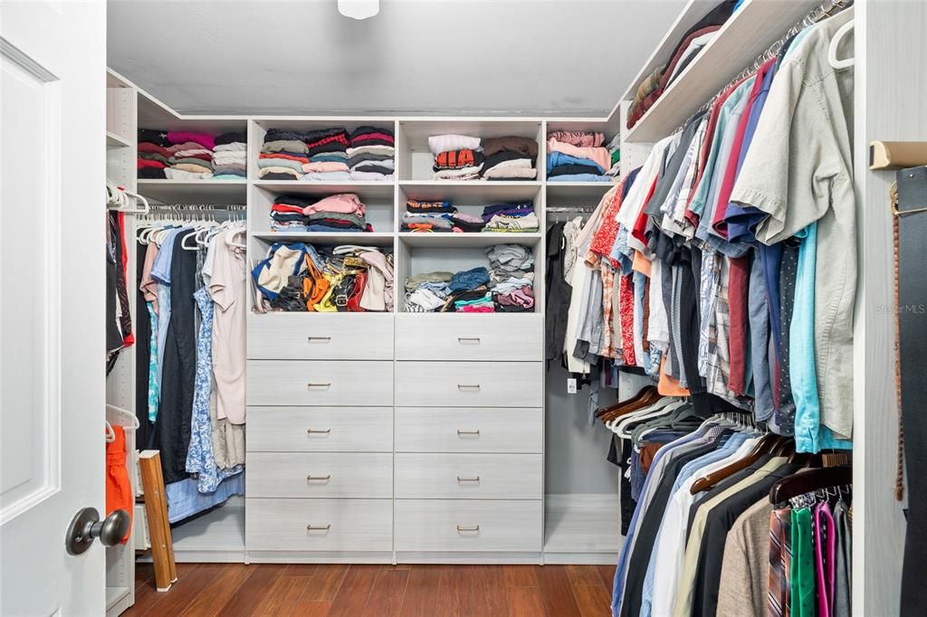 合同活跃: $899,900 (3 贝兹, 2 浴室, 1904 平方英尺)