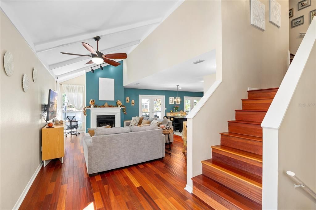 合同活跃: $899,900 (3 贝兹, 2 浴室, 1904 平方英尺)