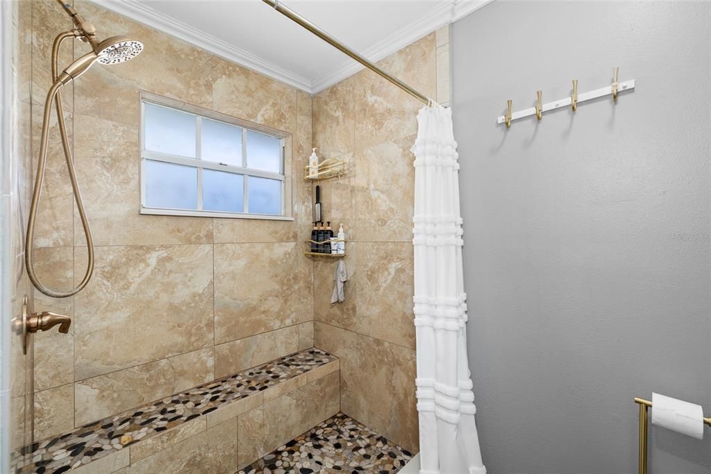 合同活跃: $899,900 (3 贝兹, 2 浴室, 1904 平方英尺)