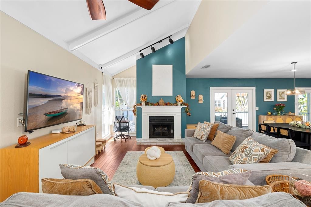 合同活跃: $899,900 (3 贝兹, 2 浴室, 1904 平方英尺)