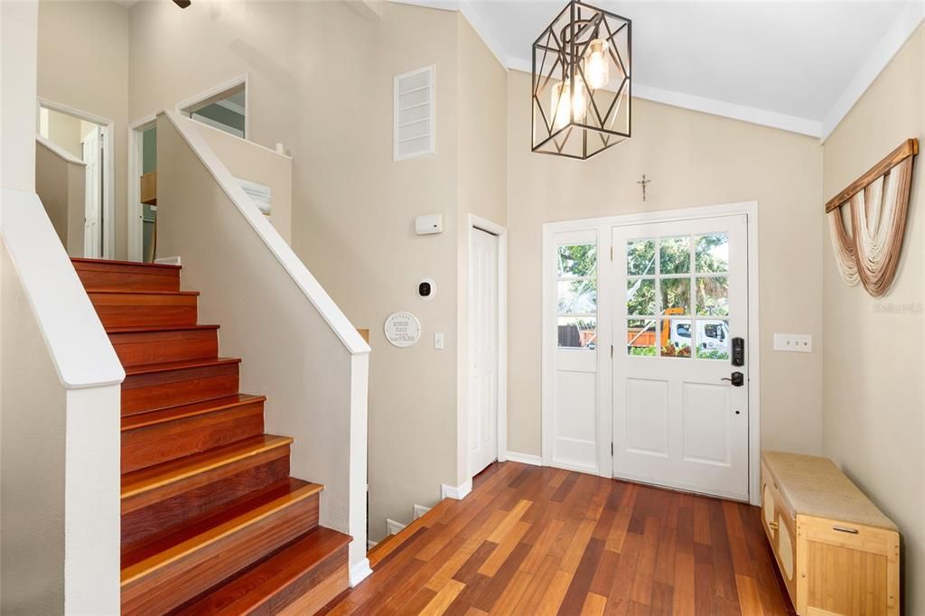 合同活跃: $899,900 (3 贝兹, 2 浴室, 1904 平方英尺)