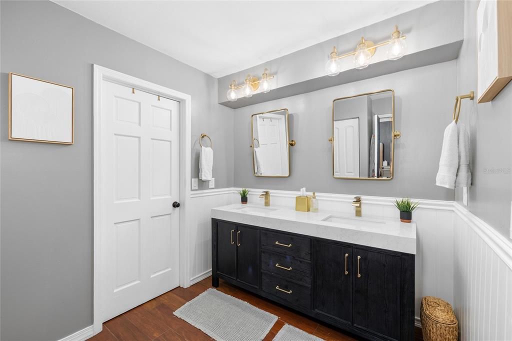 合同活跃: $899,900 (3 贝兹, 2 浴室, 1904 平方英尺)