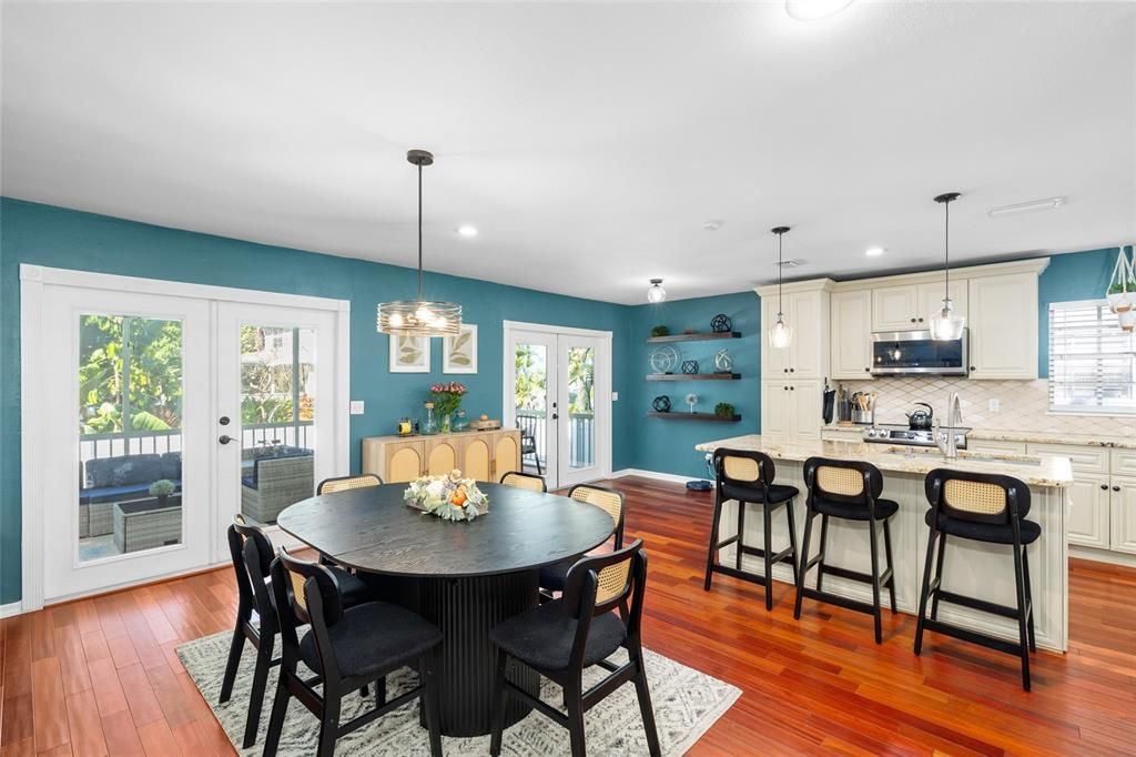 合同活跃: $899,900 (3 贝兹, 2 浴室, 1904 平方英尺)