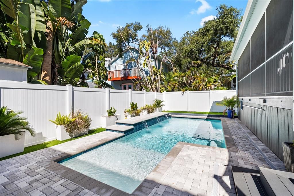 合同活跃: $899,900 (3 贝兹, 2 浴室, 1904 平方英尺)