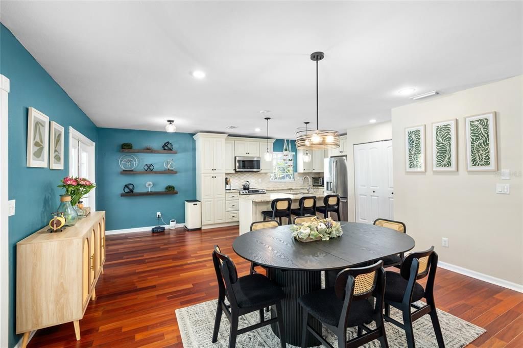 合同活跃: $899,900 (3 贝兹, 2 浴室, 1904 平方英尺)