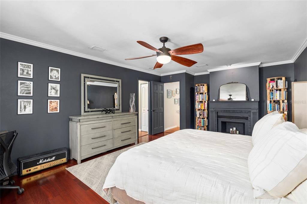 合同活跃: $899,900 (3 贝兹, 2 浴室, 1904 平方英尺)