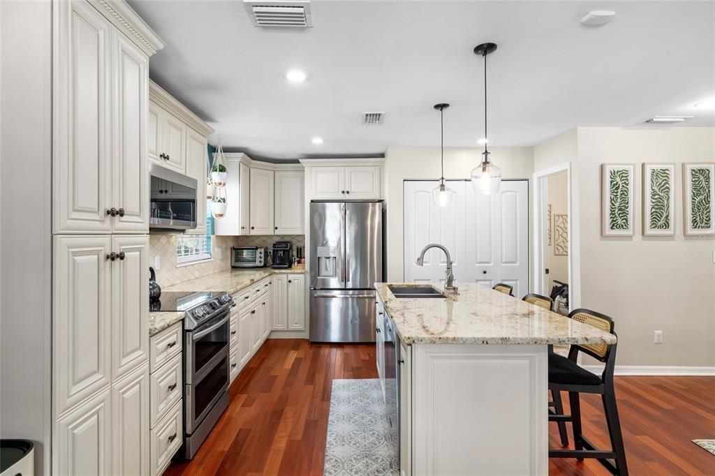 合同活跃: $899,900 (3 贝兹, 2 浴室, 1904 平方英尺)