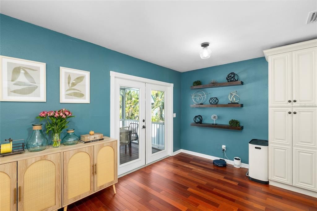 合同活跃: $899,900 (3 贝兹, 2 浴室, 1904 平方英尺)